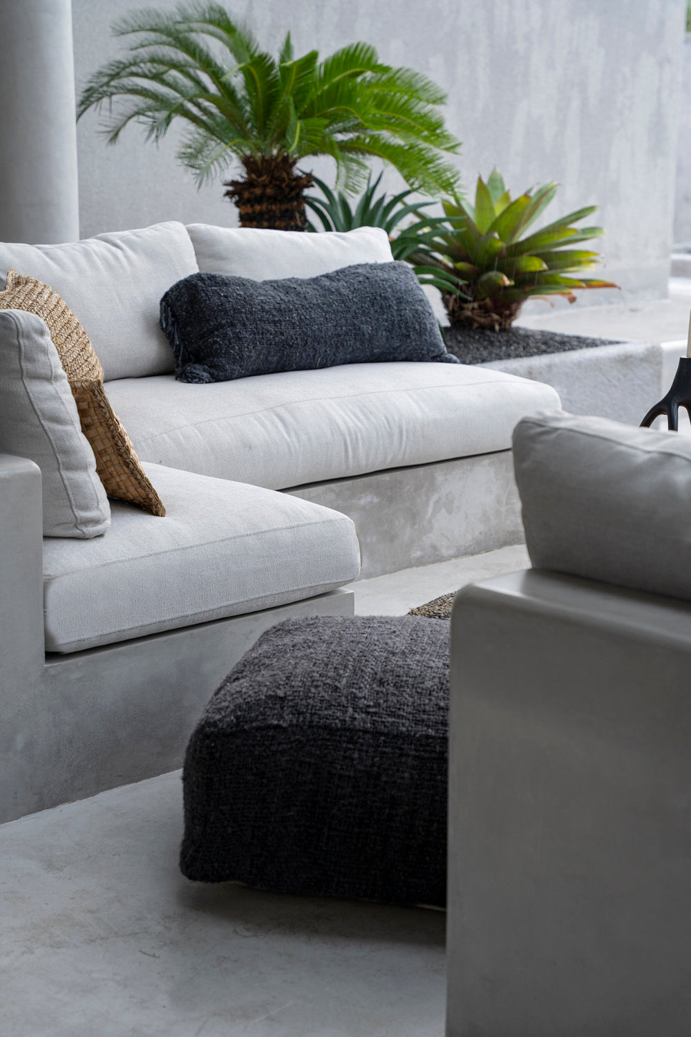 the-oh-my-gee-pouffe-black-navy