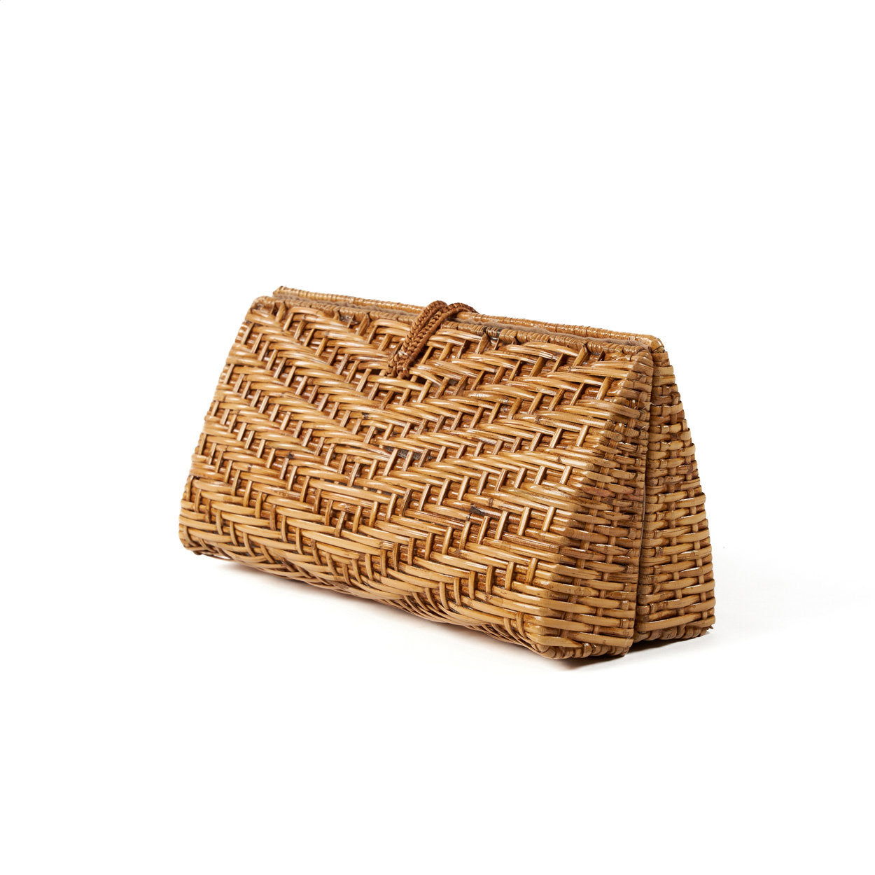 Lightweight woven clutch bag in natural raffia, ideal for carrying essentials to brunch, beach walks, or evening outings.