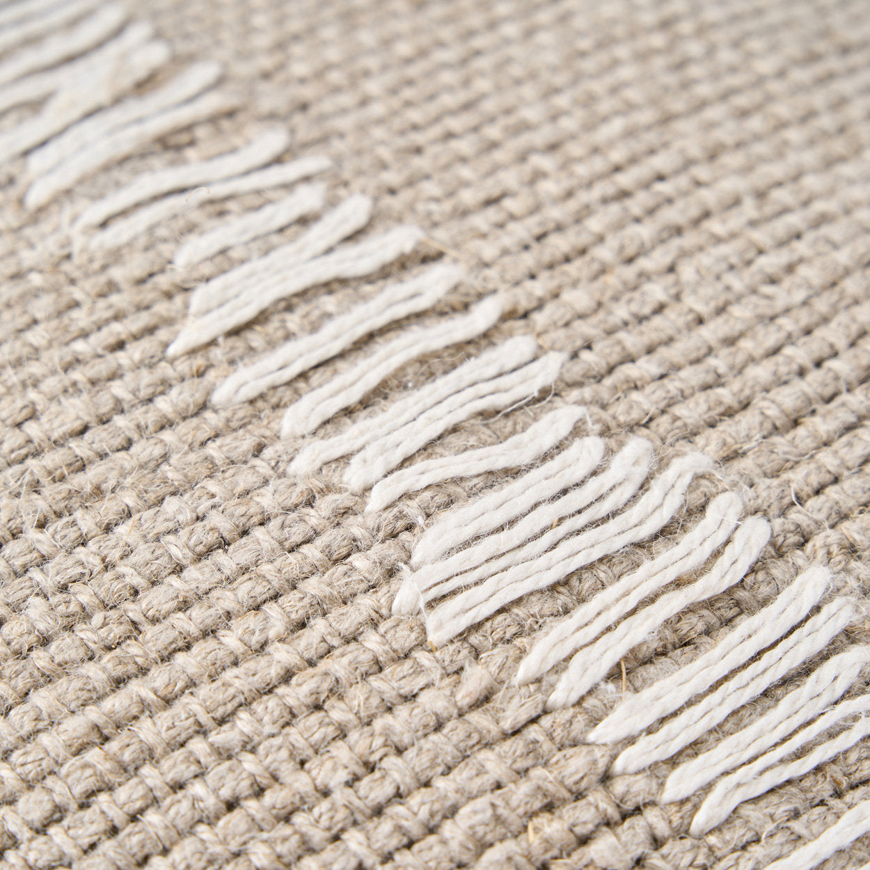 Square cushion cover 50×50 cm, natural white linen with refined stitched line for timeless style.
