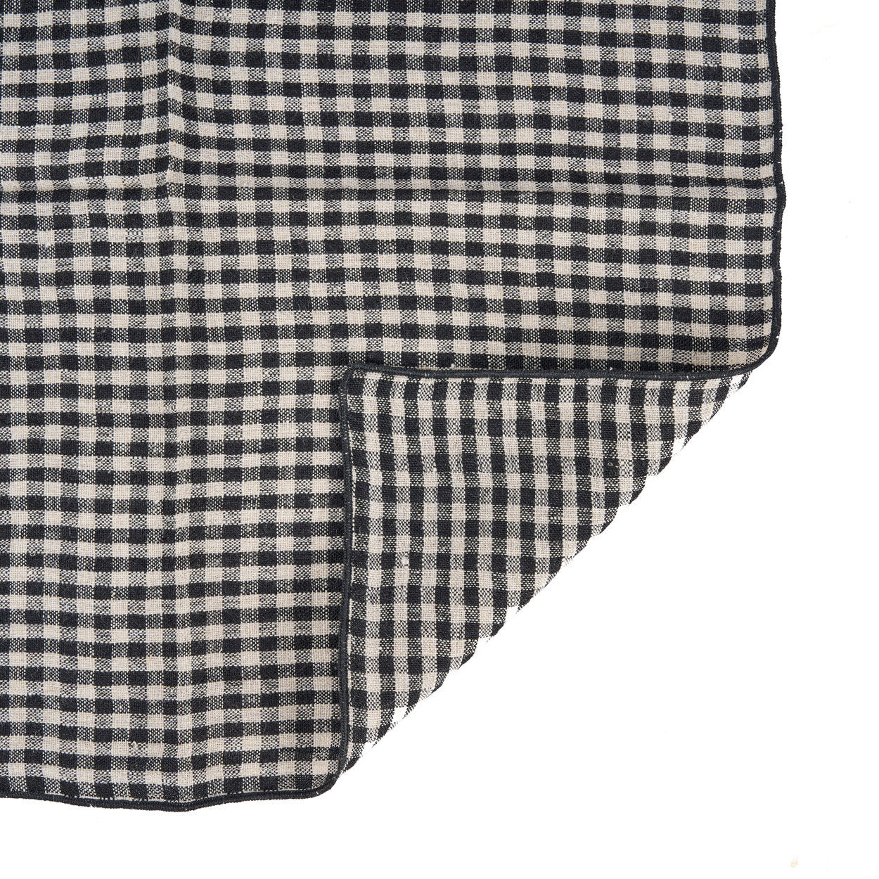 Folded 45x45 cm linen napkin with vichy pattern, ideal for park lunches or beachside setups.