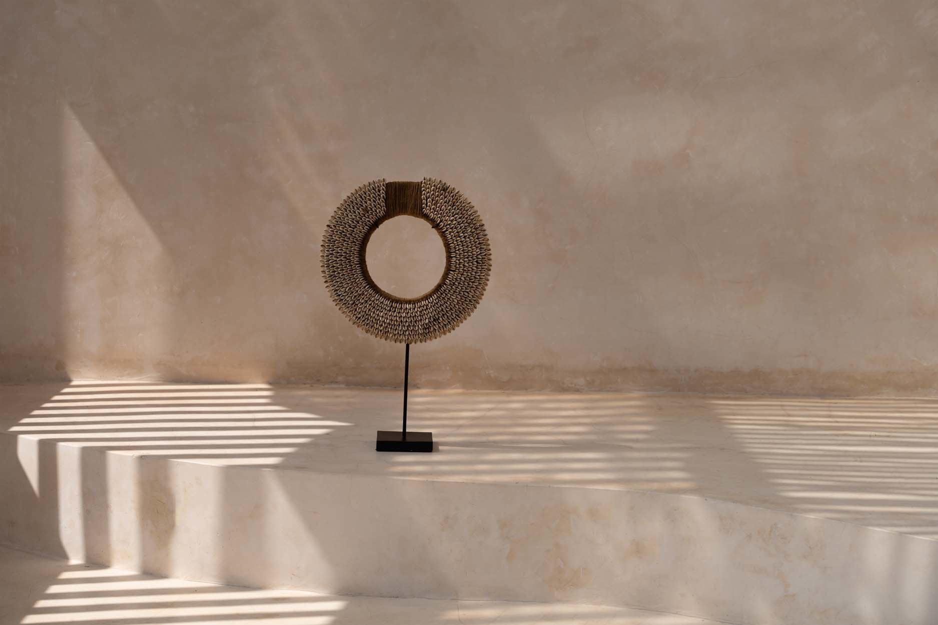 the-shell-reunion-on-stand-natural