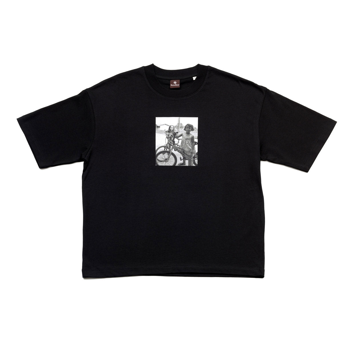 Black short sleeve t-shirt medium fit in cotton, featuring soft fabric and a streetwear-inspired design.