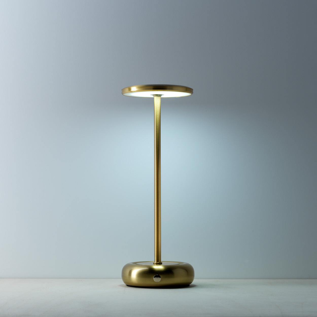 the-smooth-operator-led-table-lamp