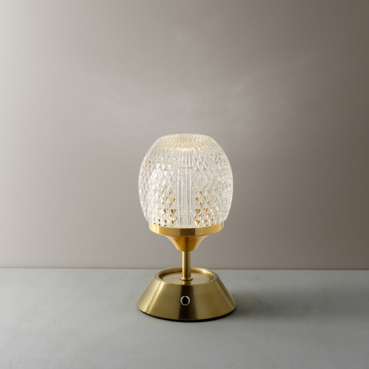 the-glow-sinatra-led-table-lamp