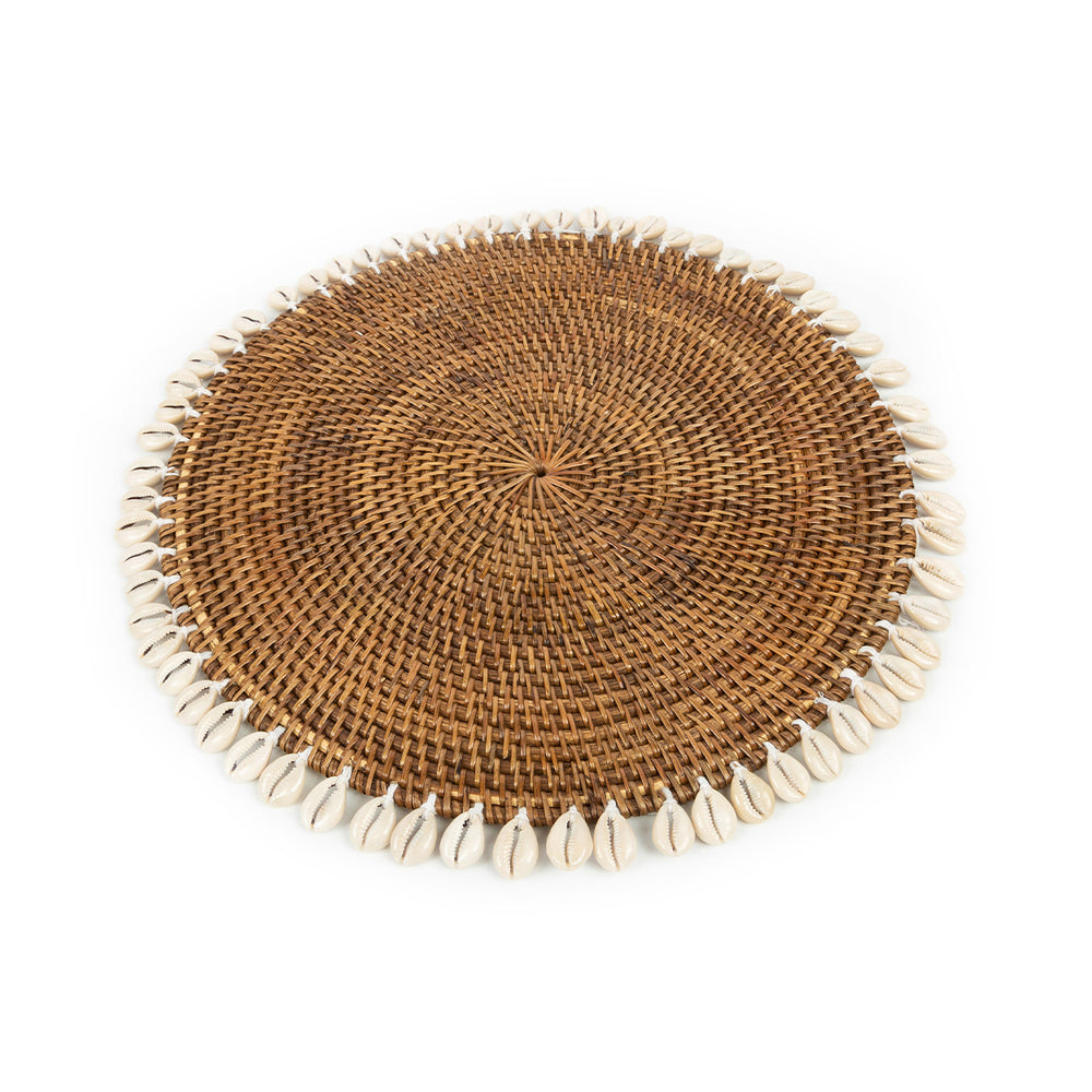 Rattan placemat with shells in natural brown tone, ideal to protect and decorate a tabletop