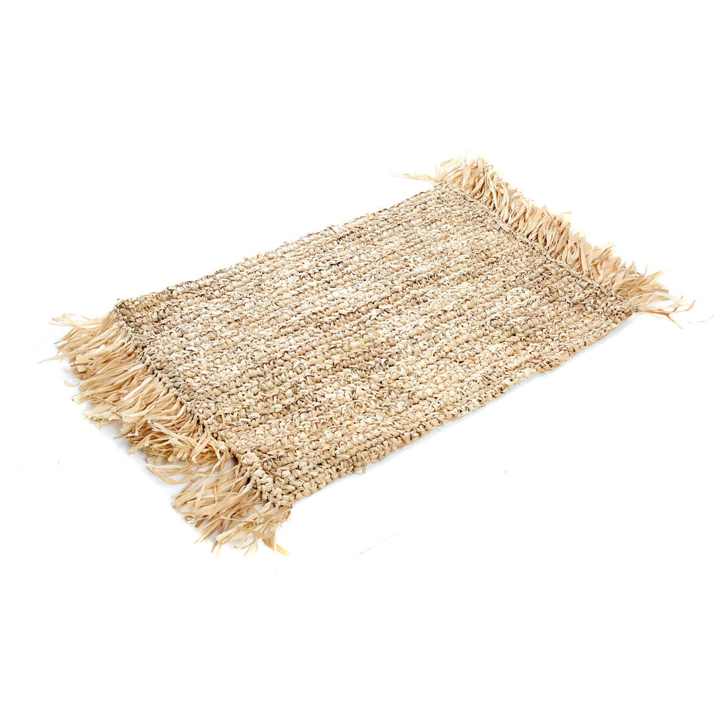 A raffia placemats with fringe in rectangular shape, ideal for welcoming table settings.
