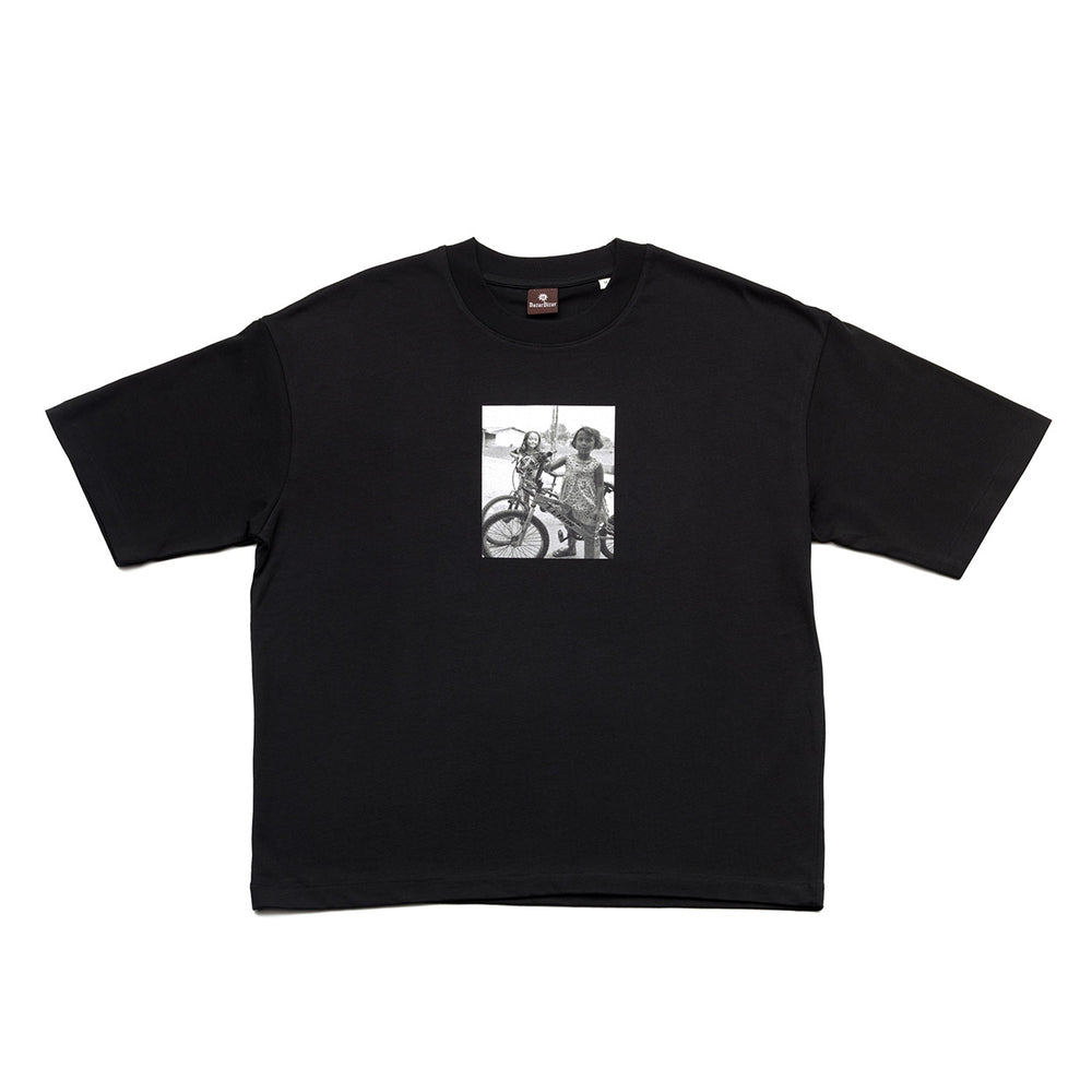 Oversized black graphic tee XL in cotton, featuring a relaxed fit and bold chest print for streetwear style.