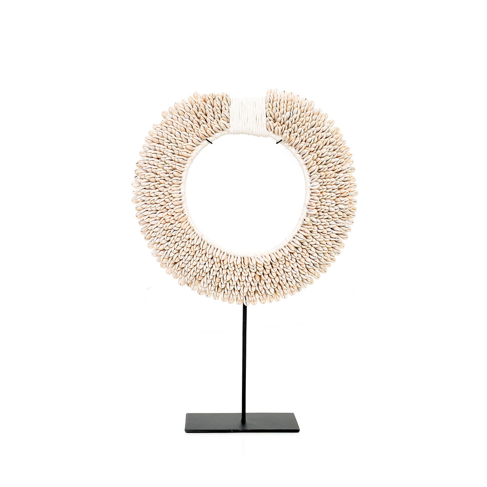 De Papua Shell Disc On Stand - Wit - M