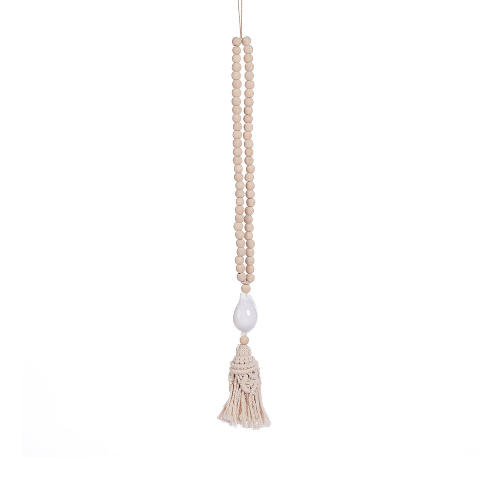 A wood shell necklace with a beautiful fringe made from cotton.