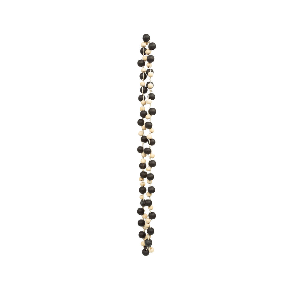 Natural shell and wood necklace in black and cream tones, designed for effortless everyday wear.