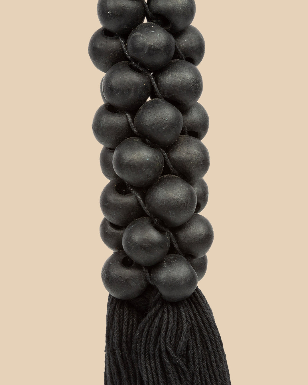 Le perline di legno con nappa di cotone - Nero