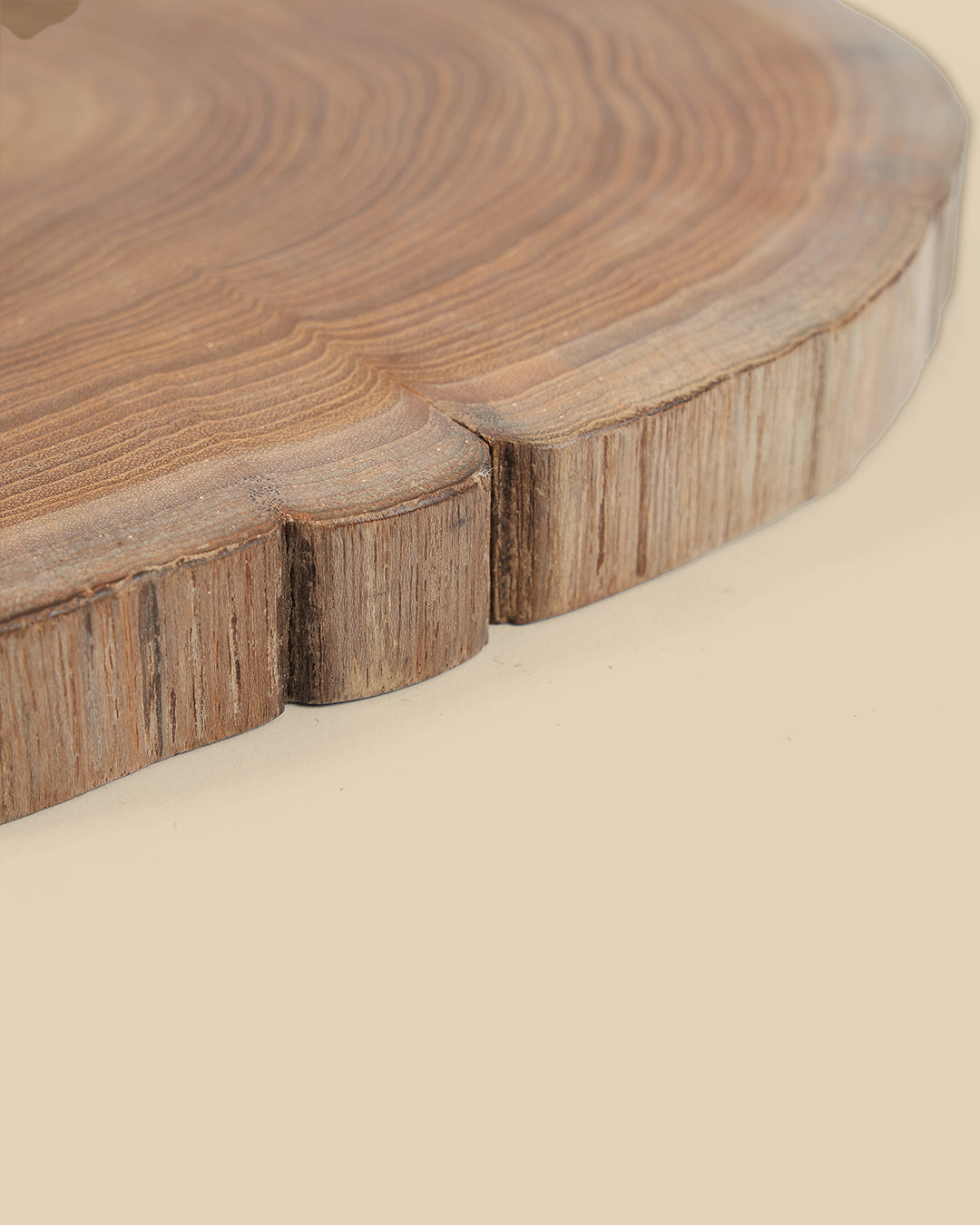 Il Tagliere Di Radice Di Teak