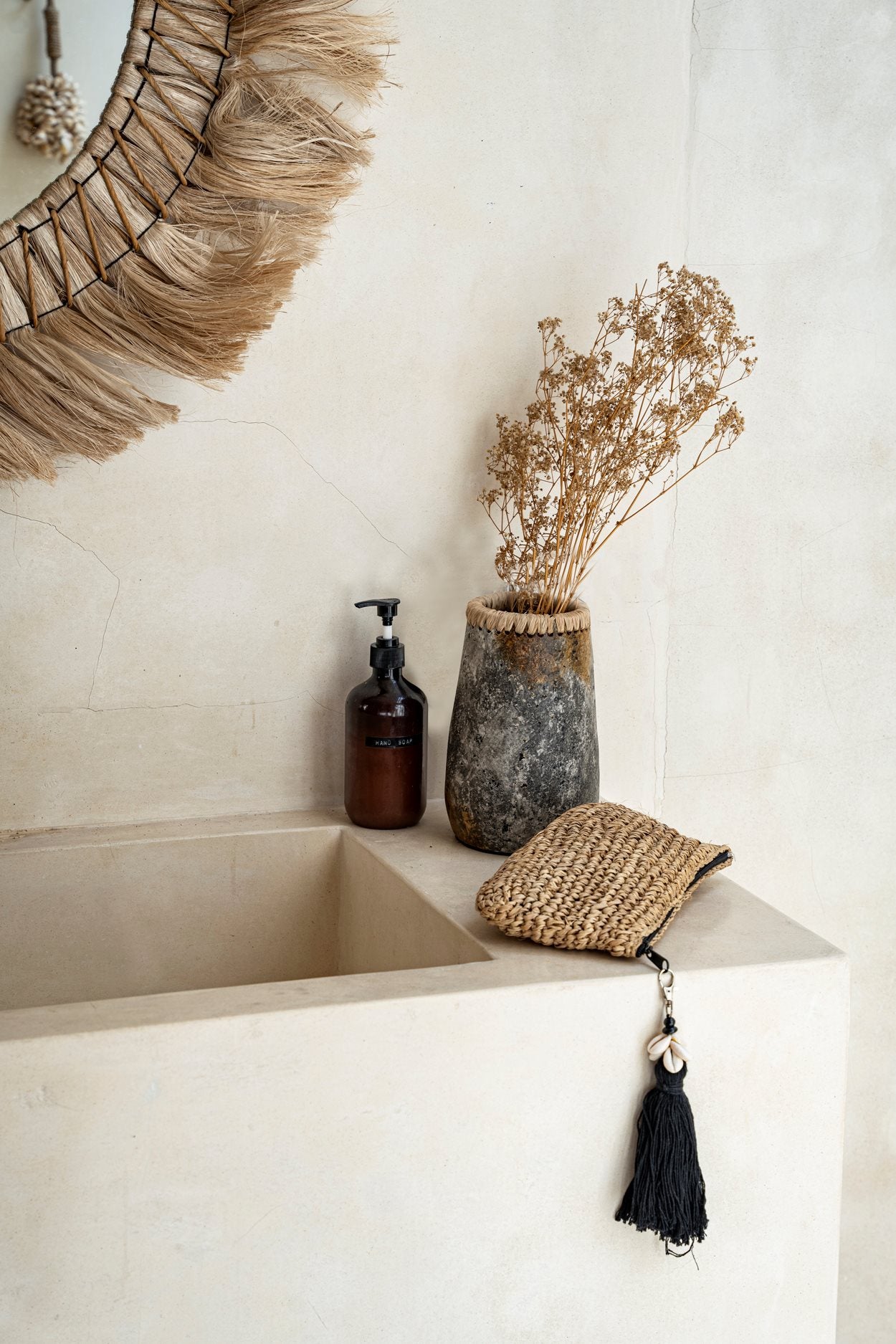 the-raffia-clutch-natural-black-s