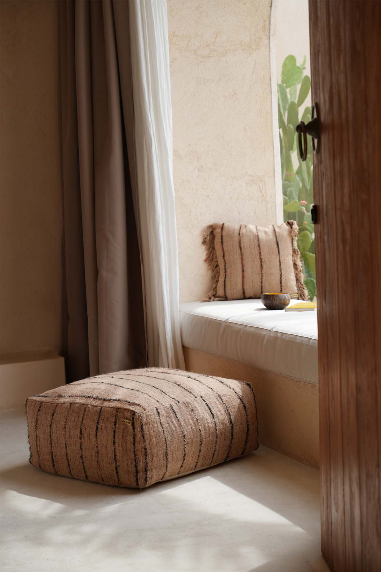 the-oh-my-gee-pouffe-beige-black