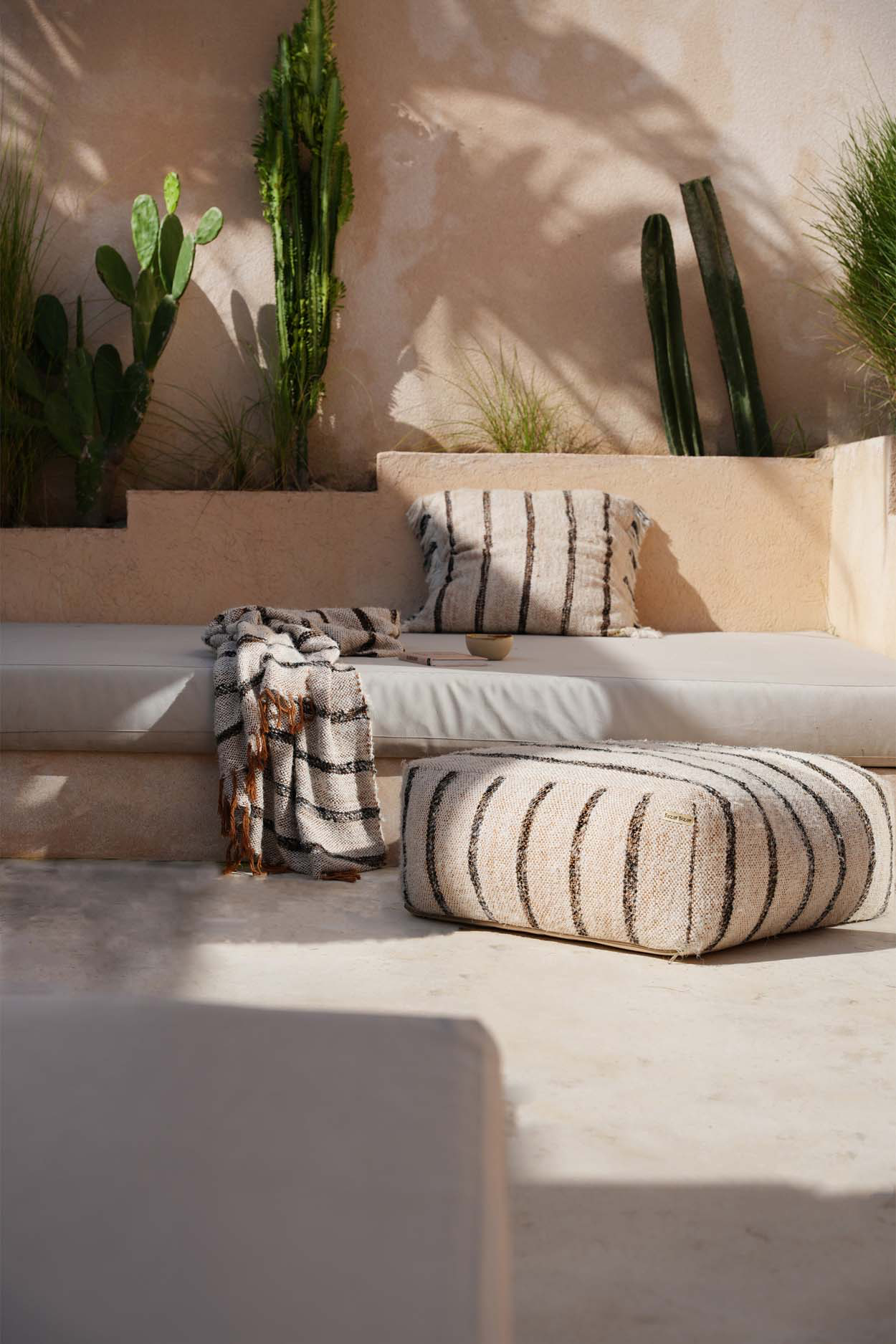 the-oh-my-gee-pouffe-bohemian-white