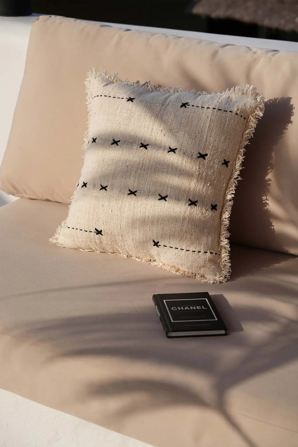the-french-kiss-cushion-cover-natural-black