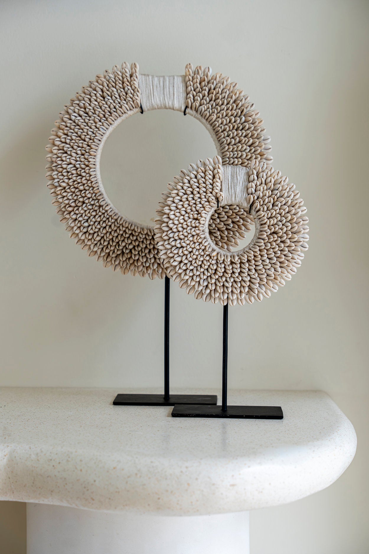 the-papua-shell-disc-on-stand-white-s