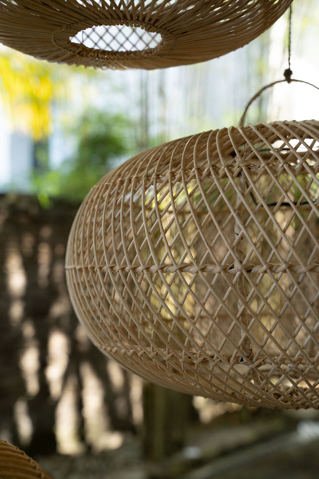 Medium-sized boho pendant that casts delicate shadows and suits cozy, relaxed interiors.