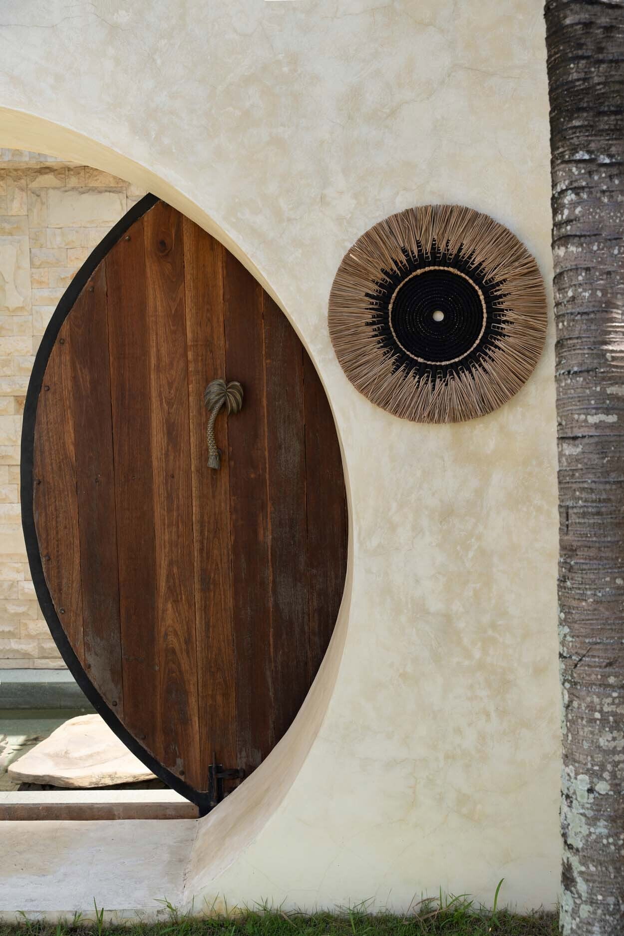 the-raffia-macrame-wall-deco-black-natural