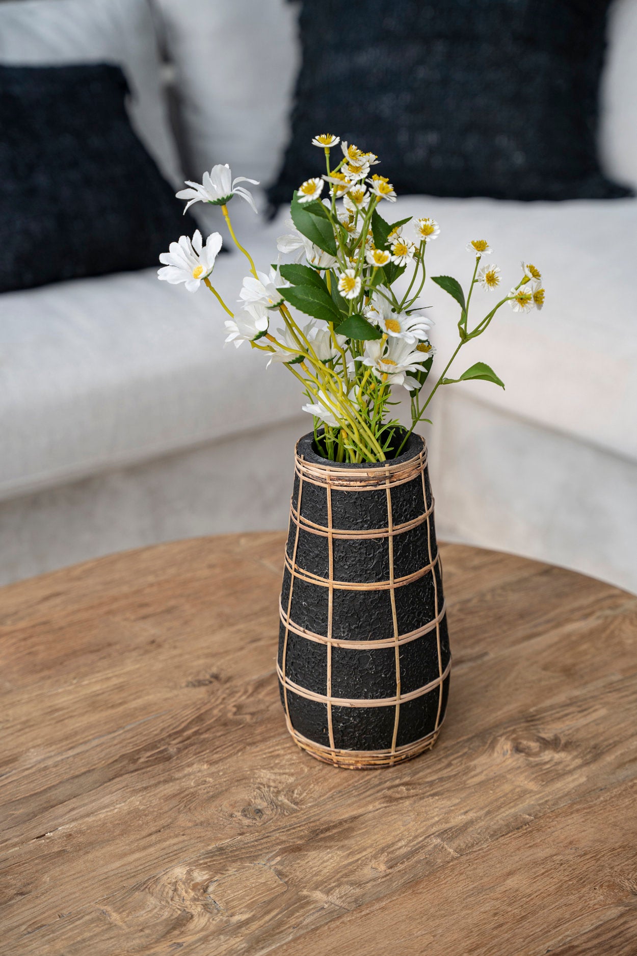 the-cutie-vase-black-natural-l