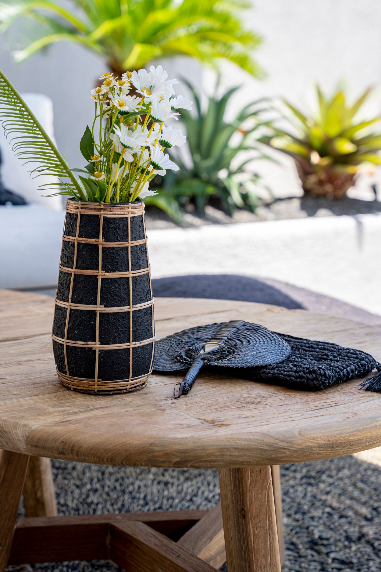 the-cutie-vase-black-natural-m