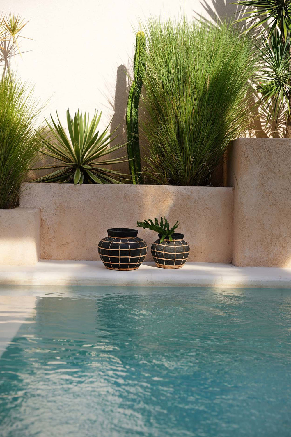 the-belly-vase-black-natural-l