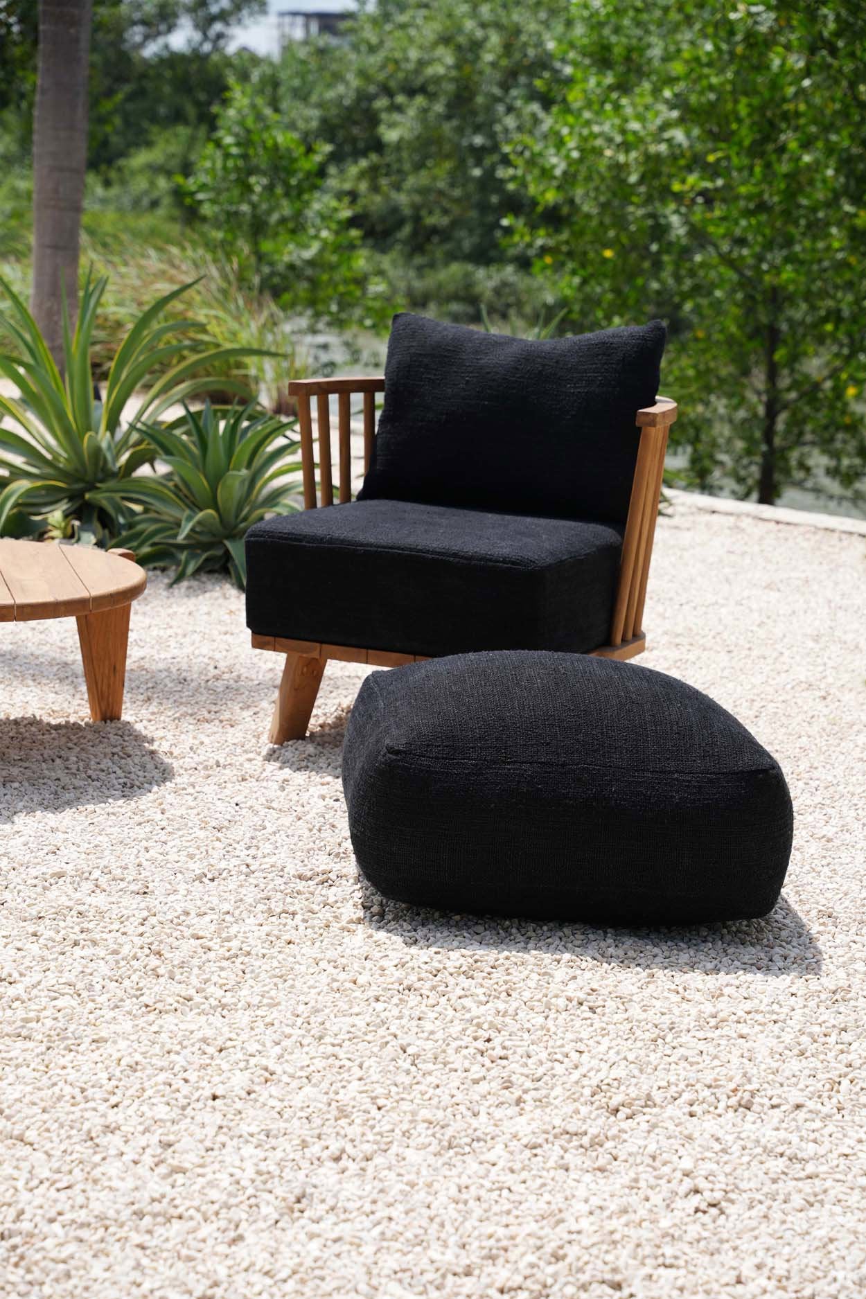 the-comfy-pouffe-black