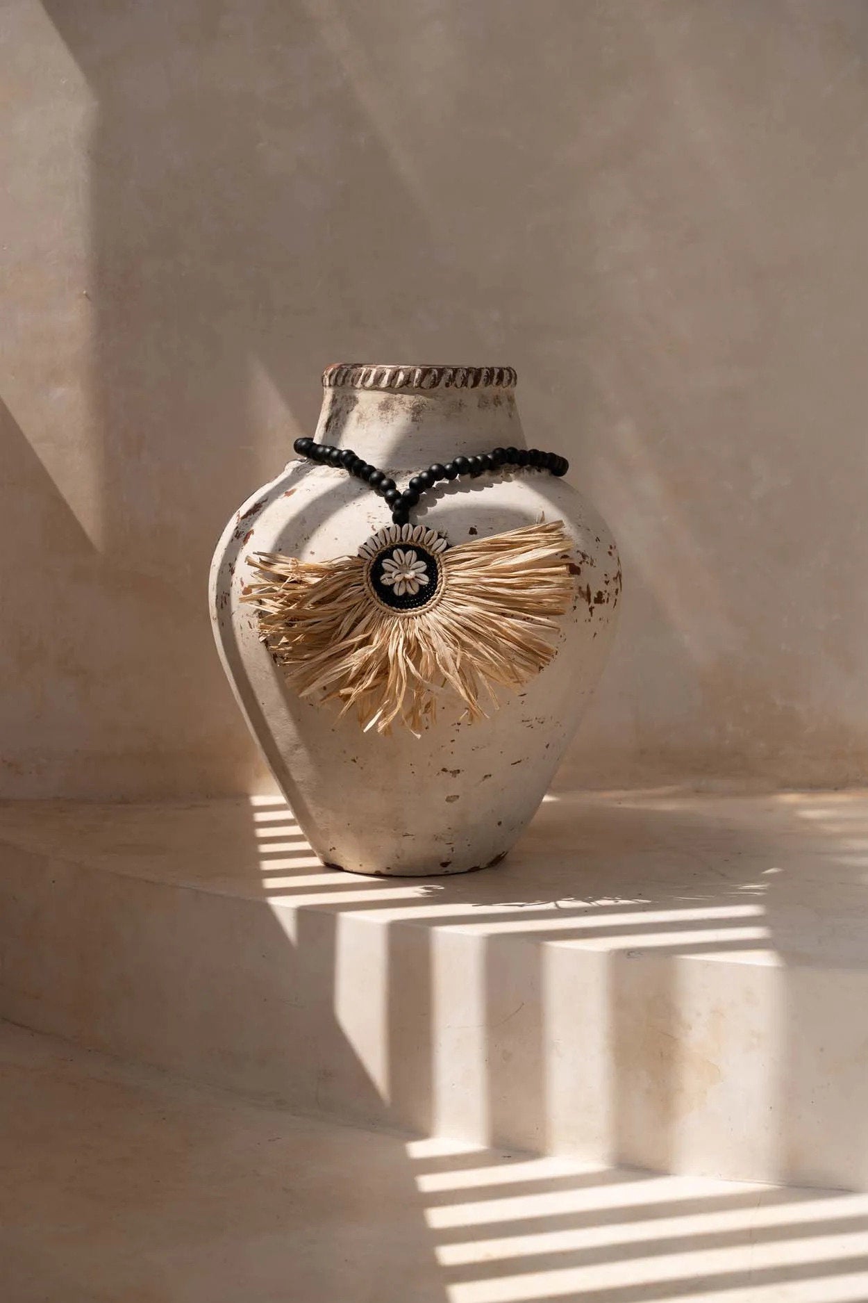 the-raffia-mahkota-tassel-natural-black