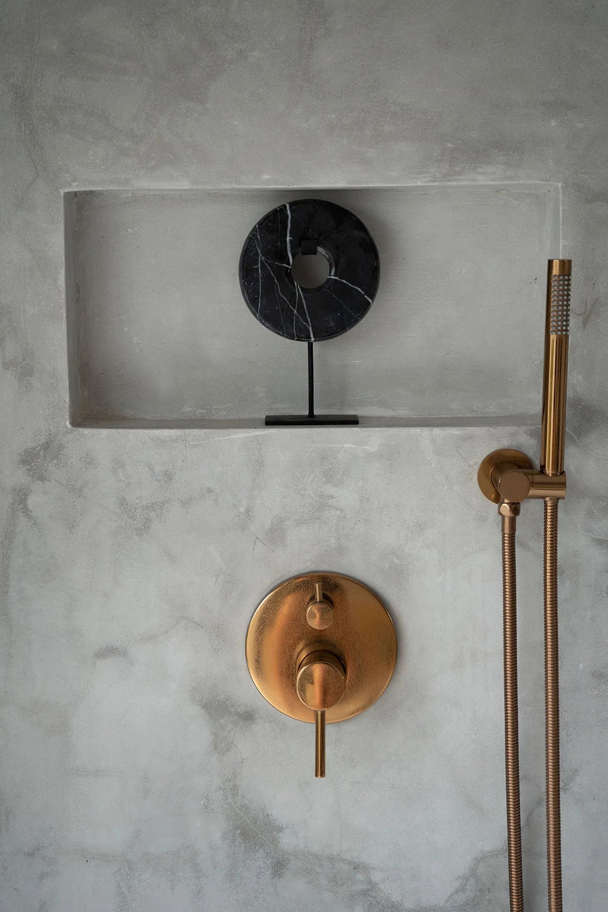 the-marble-disc-on-stand-black-s