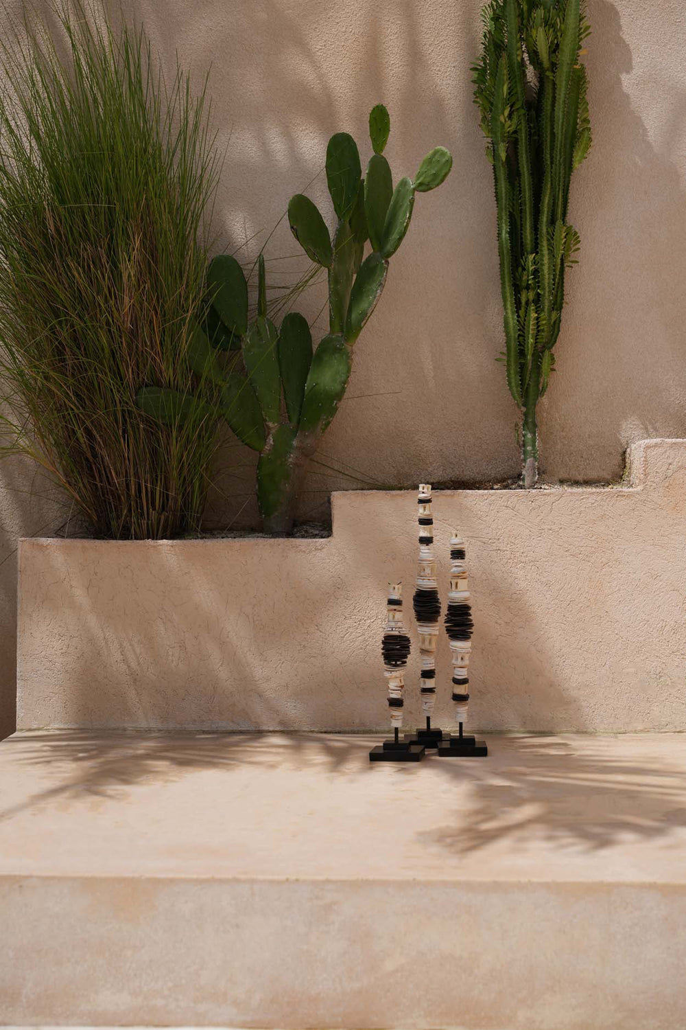 the-money-shell-on-stand-black-white-l