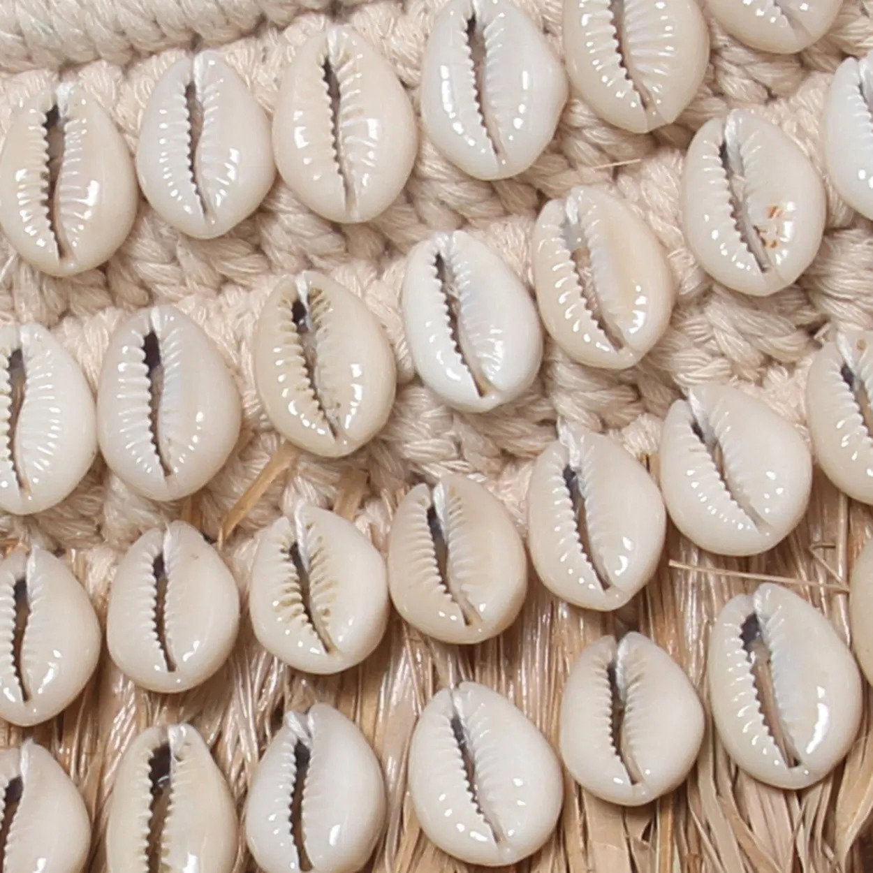 the-raffia-cowrie-mirror-natural-white