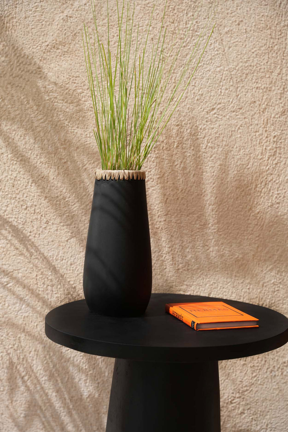 the-sneaky-vase-black-natural-l