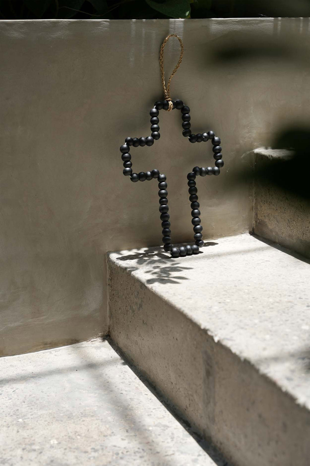 the-wooden-cross-black