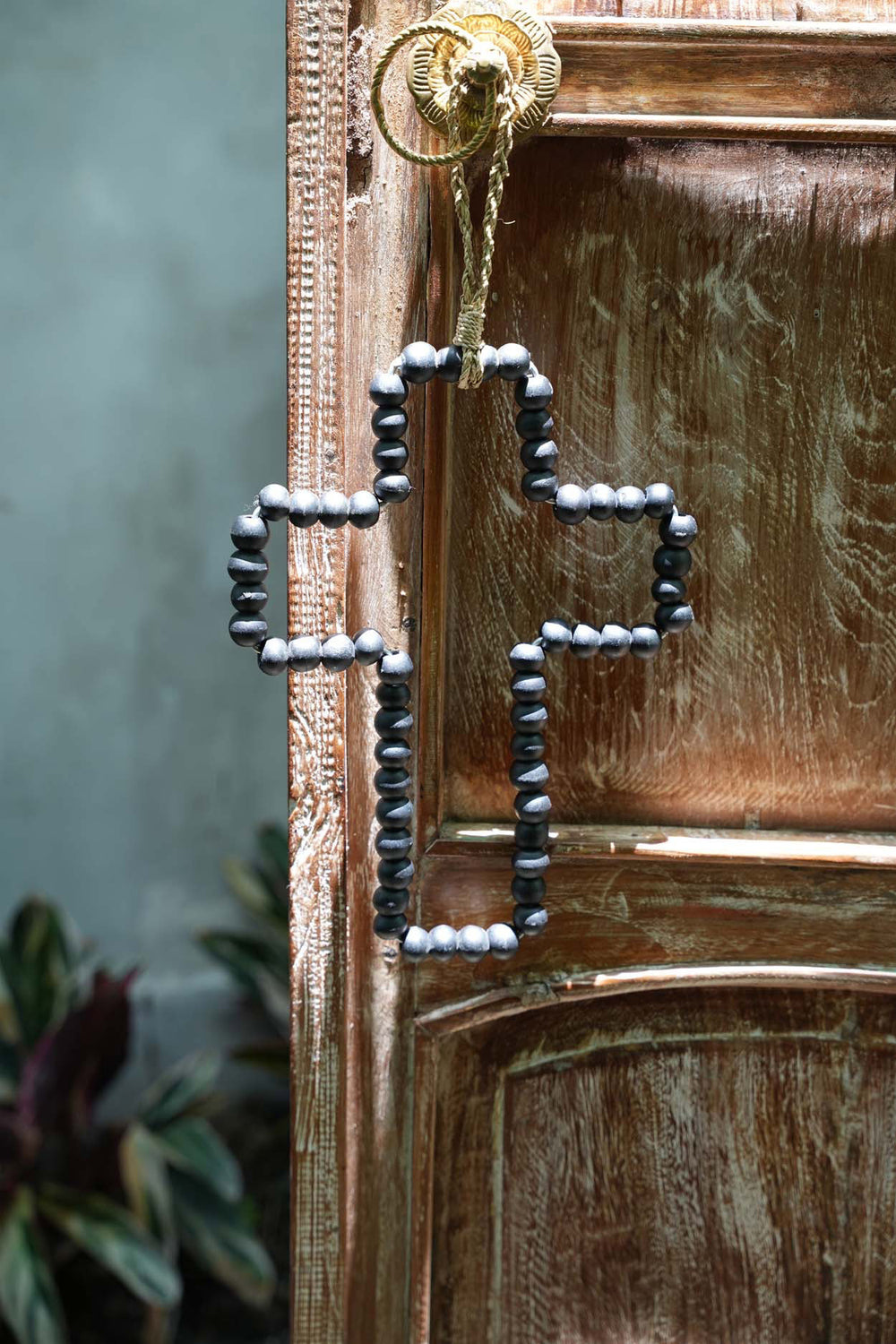 the-wooden-cross-black