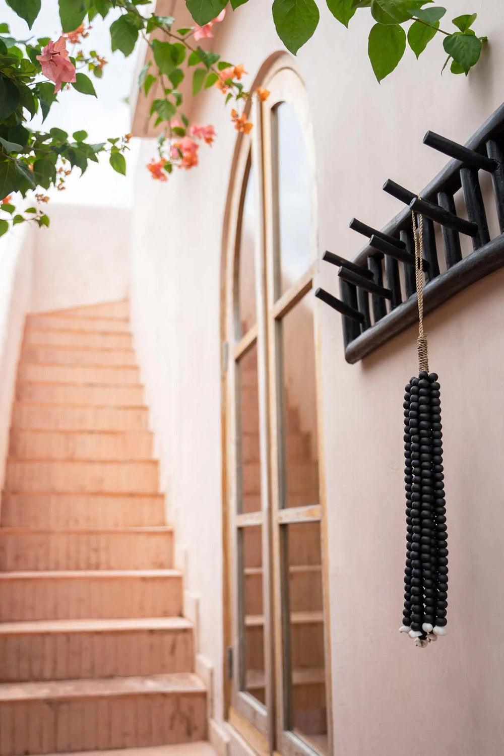 the-wooden-beads-tassel-black