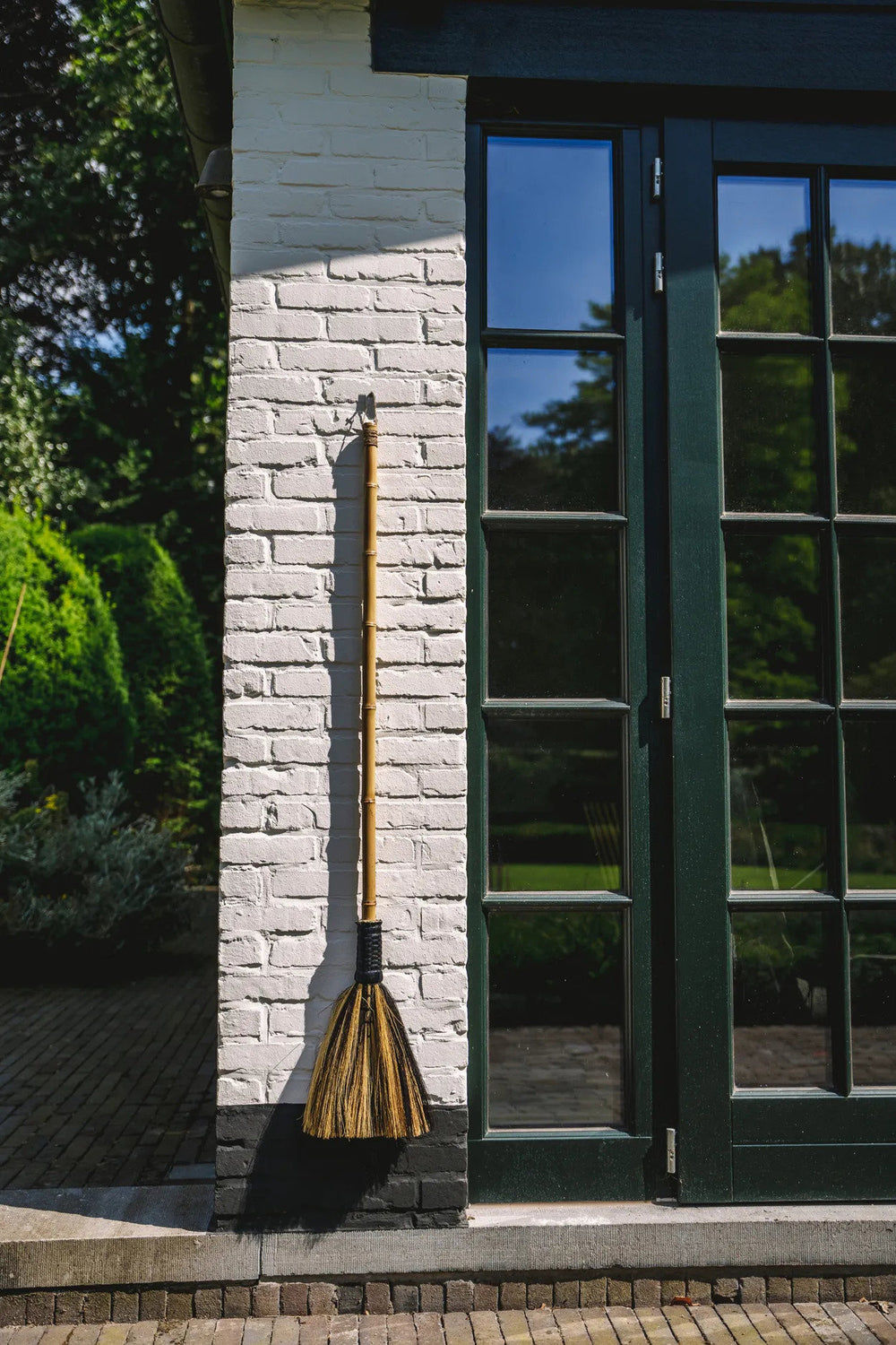 the-big-broom-natural-black