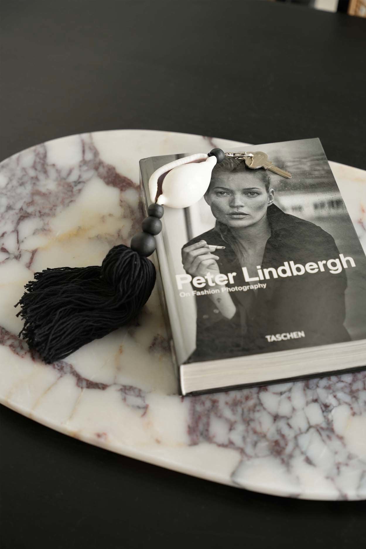 the-togian-keychain-black-white