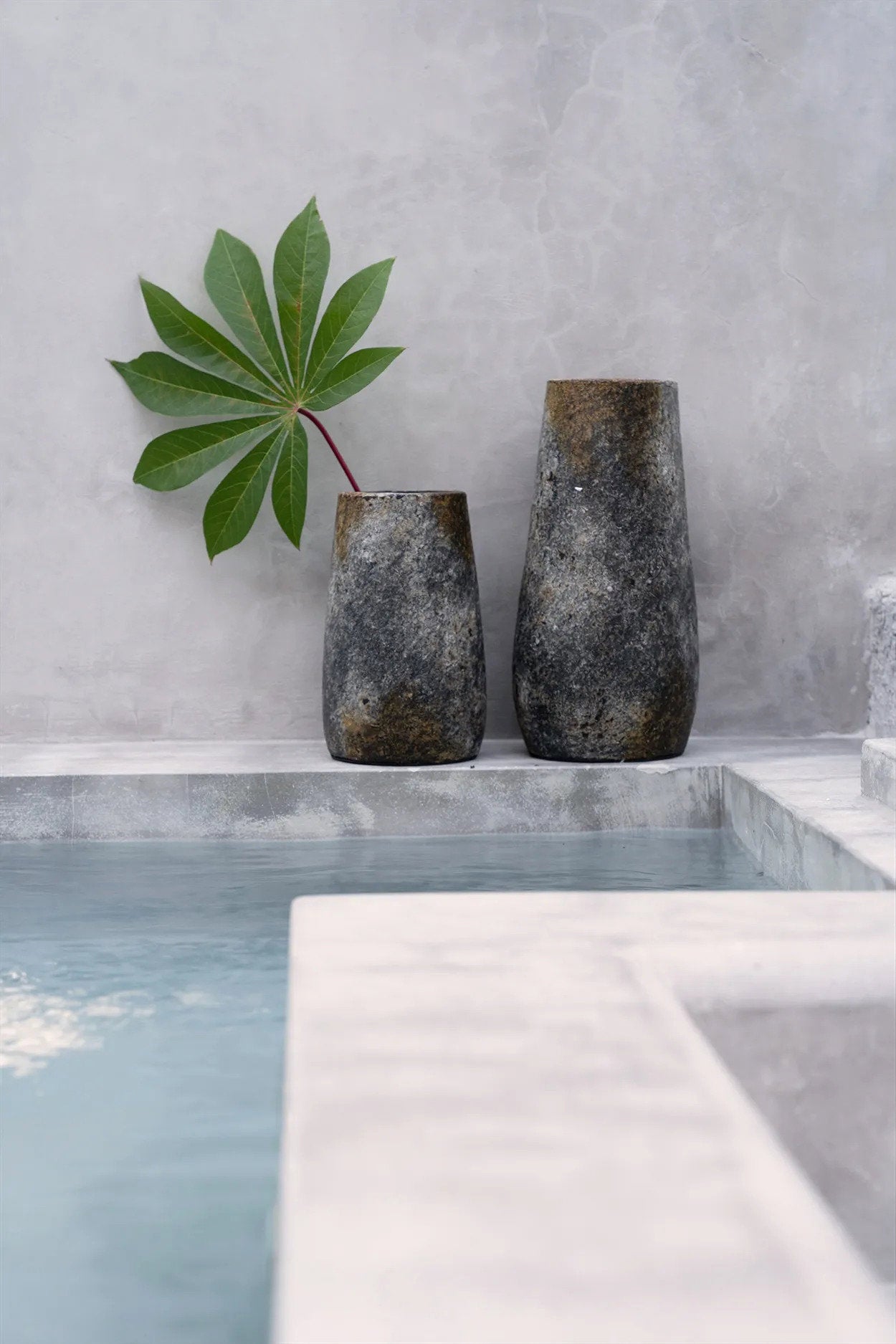 the-spooky-vase-antique-grey-l