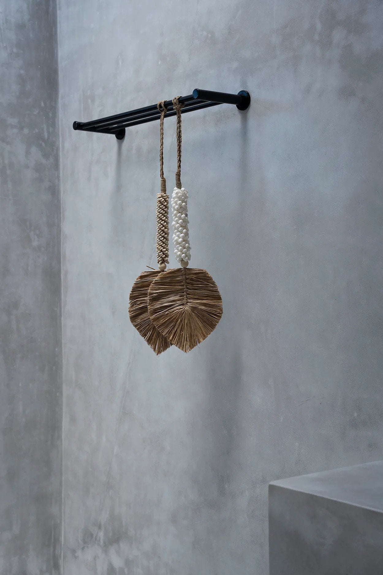 the-raffia-shell-tassel-white-natural