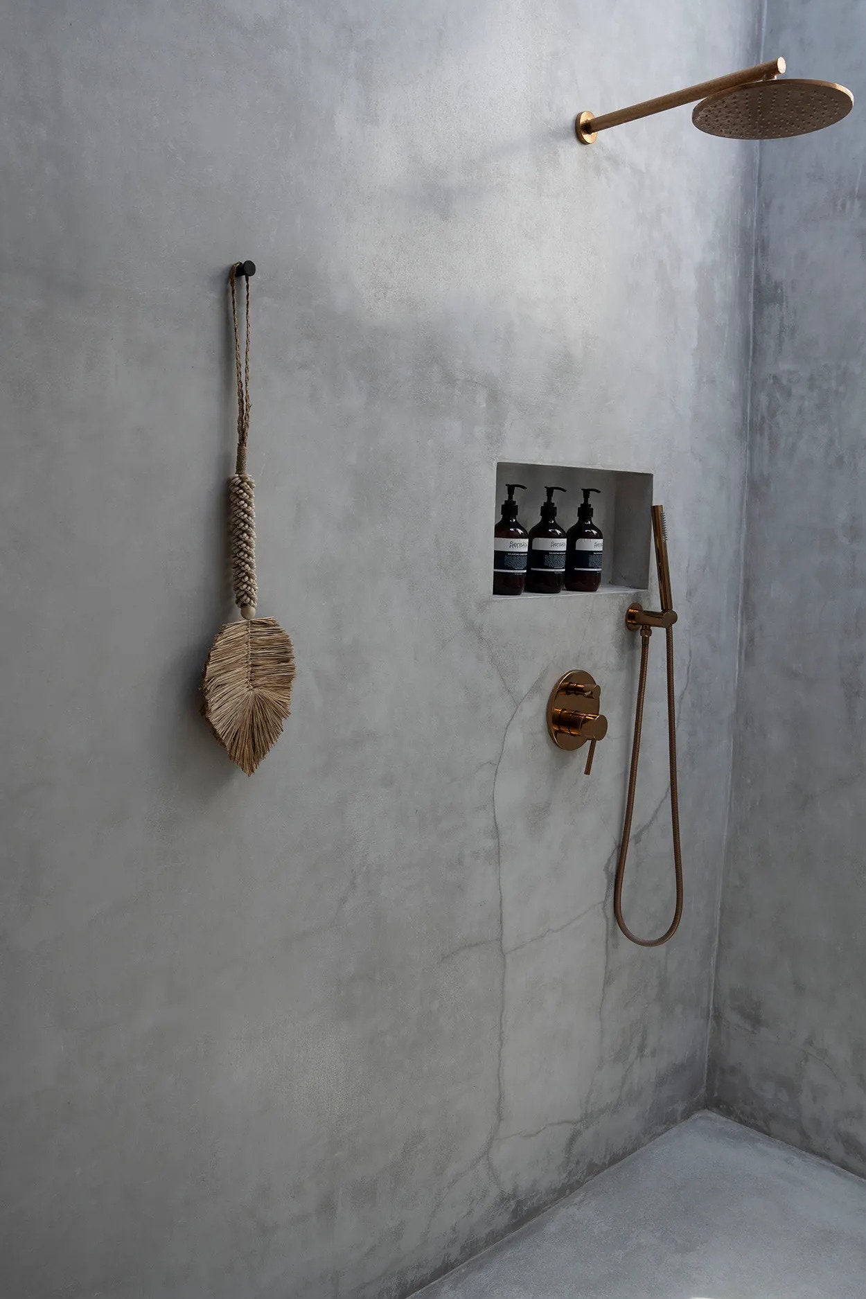 the-raffia-shell-tassel-cream-natural