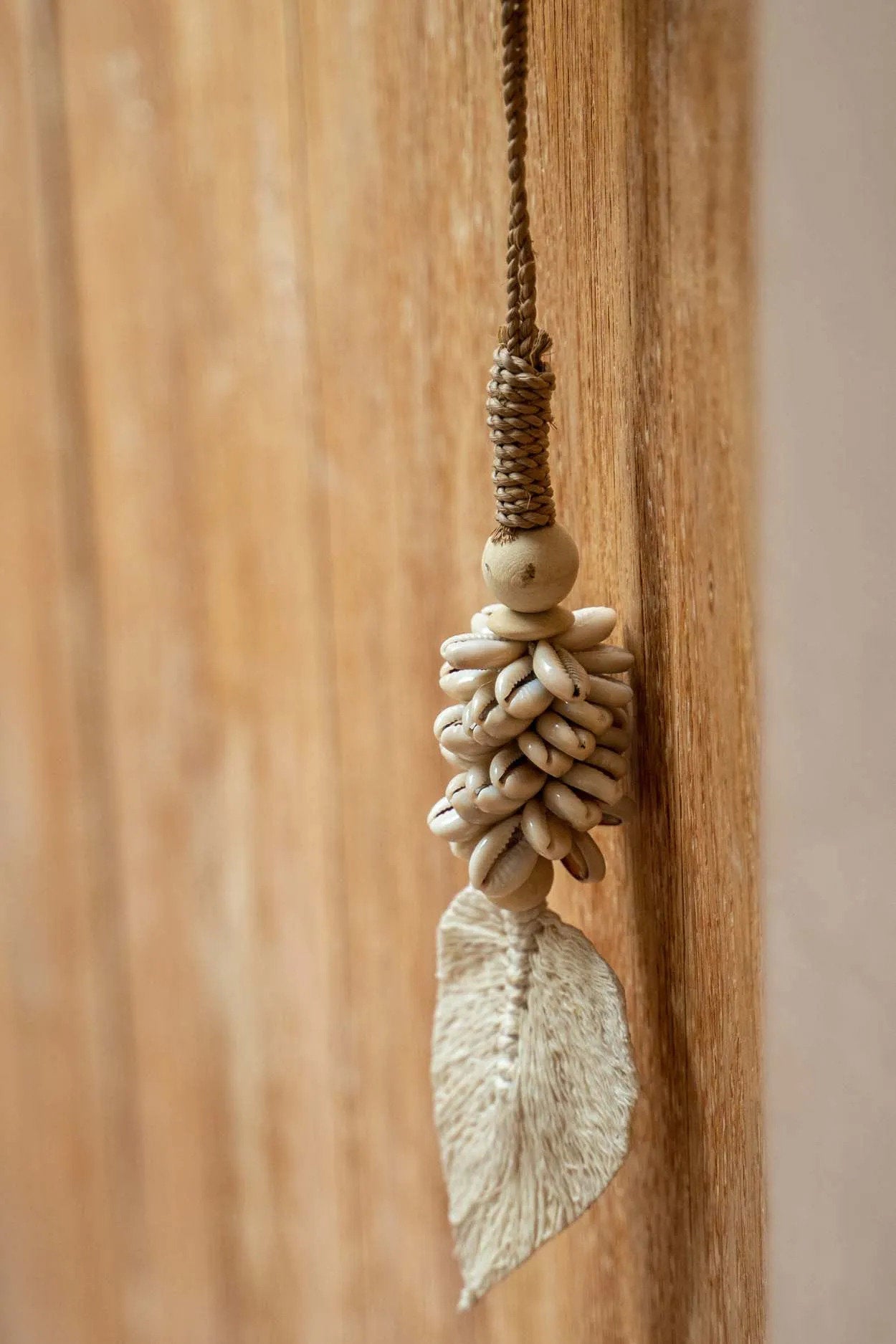 the-leaf-shell-tassel-natural