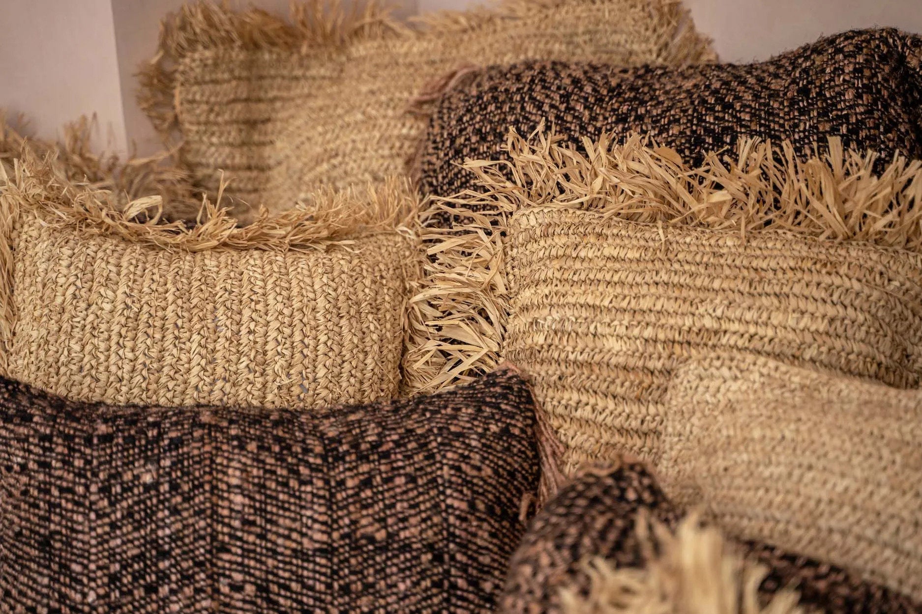 the-oh-my-gee-cushion-cover-black-copper-30x50