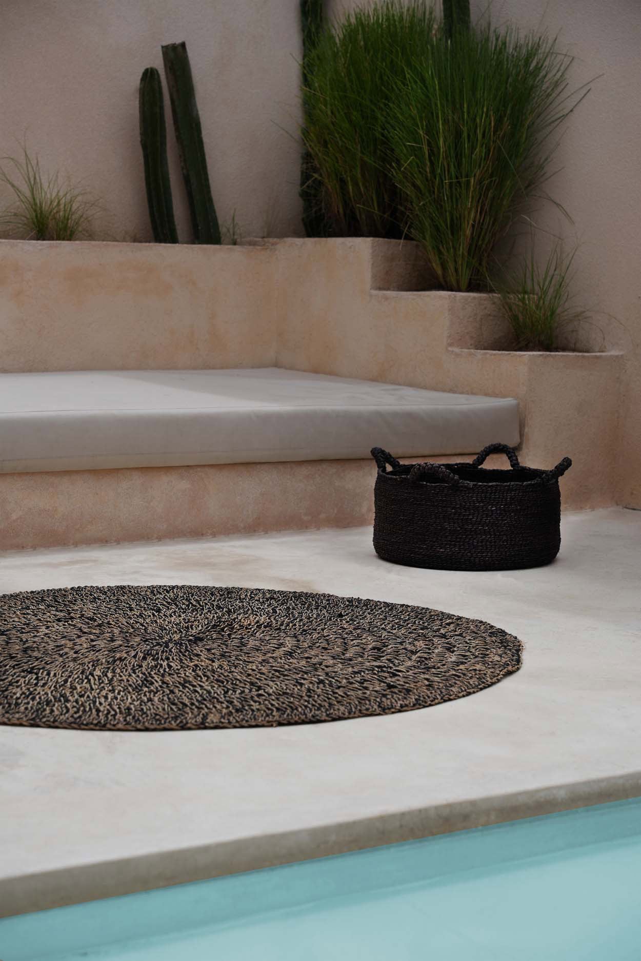 the-seagrass-carpet-natural-black-200