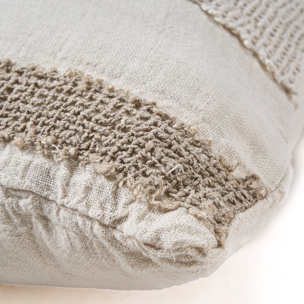 50x50 cm square linen cushion cover, soft and airy fabric that enhances relaxed interiors.