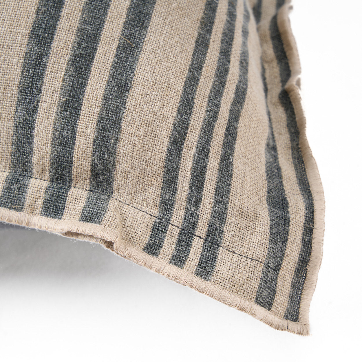 Decorative 50x50 cushion cover blending linen durability and velvet luxury