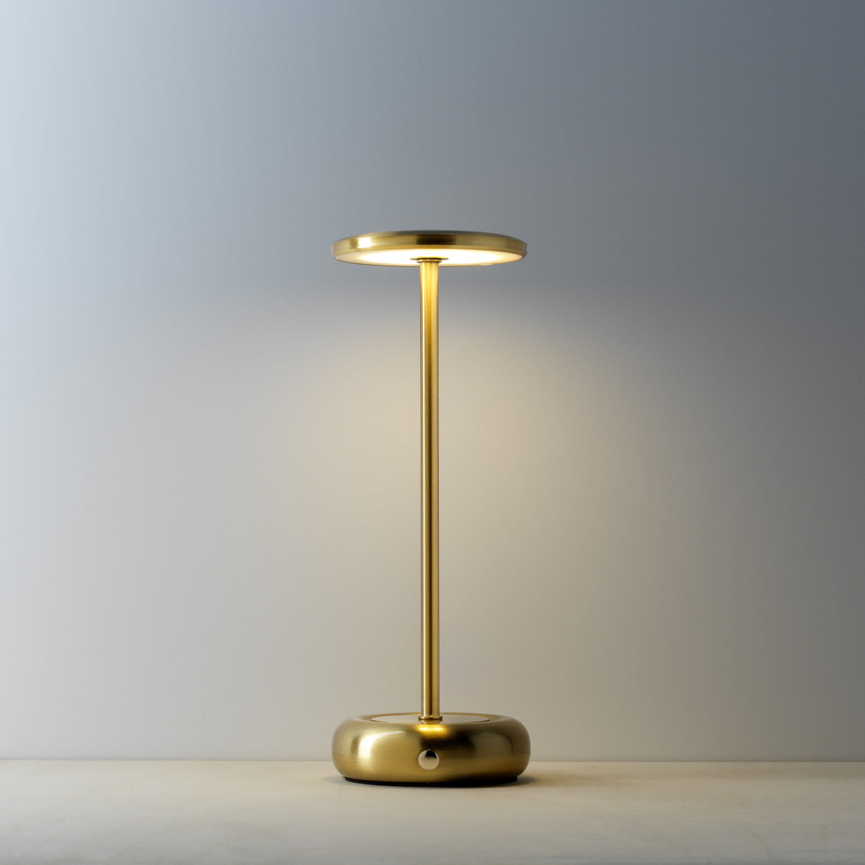 the-smooth-operator-led-table-lamp