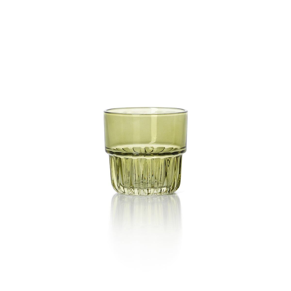 Grünes Faceted Trinkglas Für Elegantes Speisen