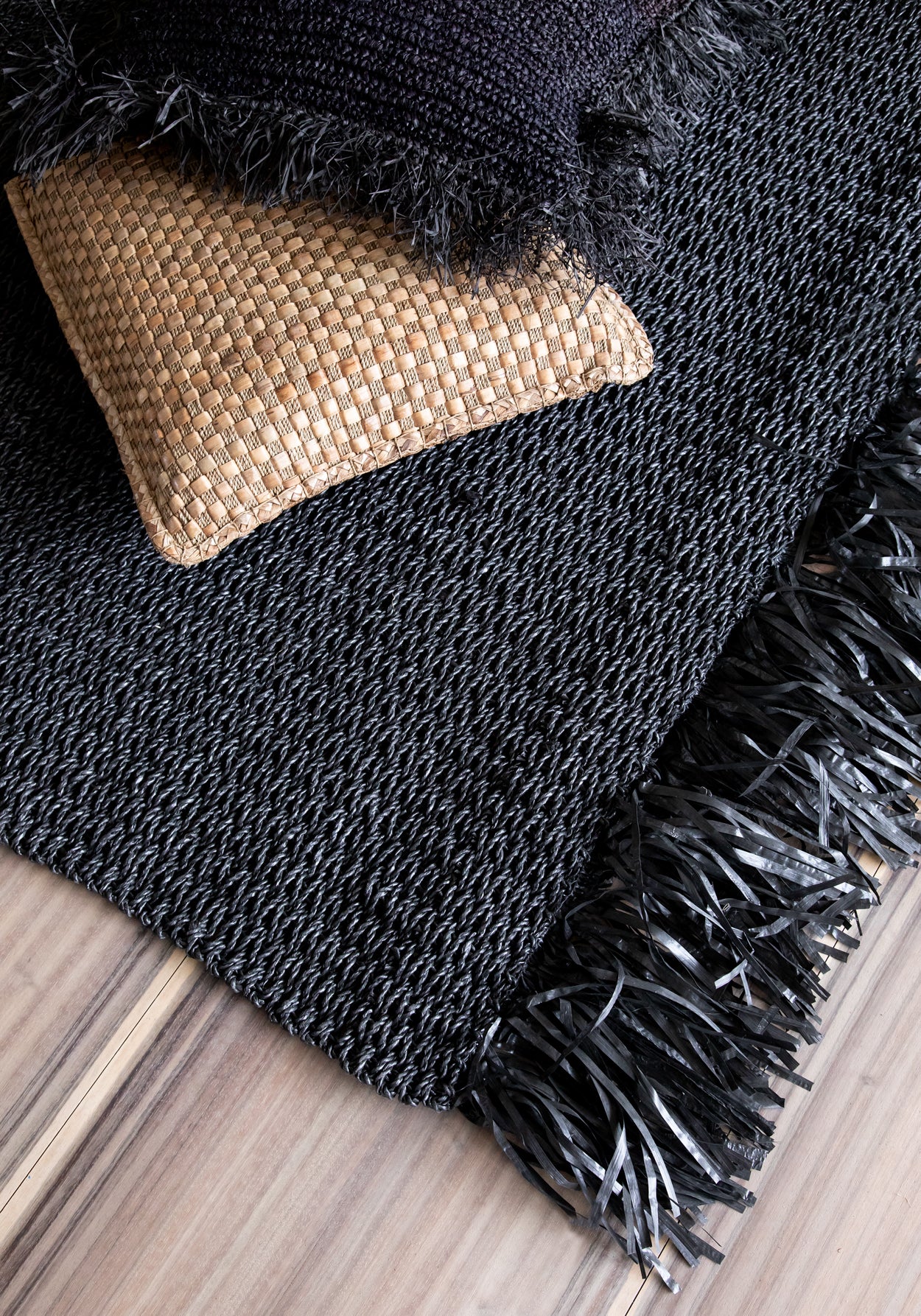 The  Fringed Carpet - Black - 180x240