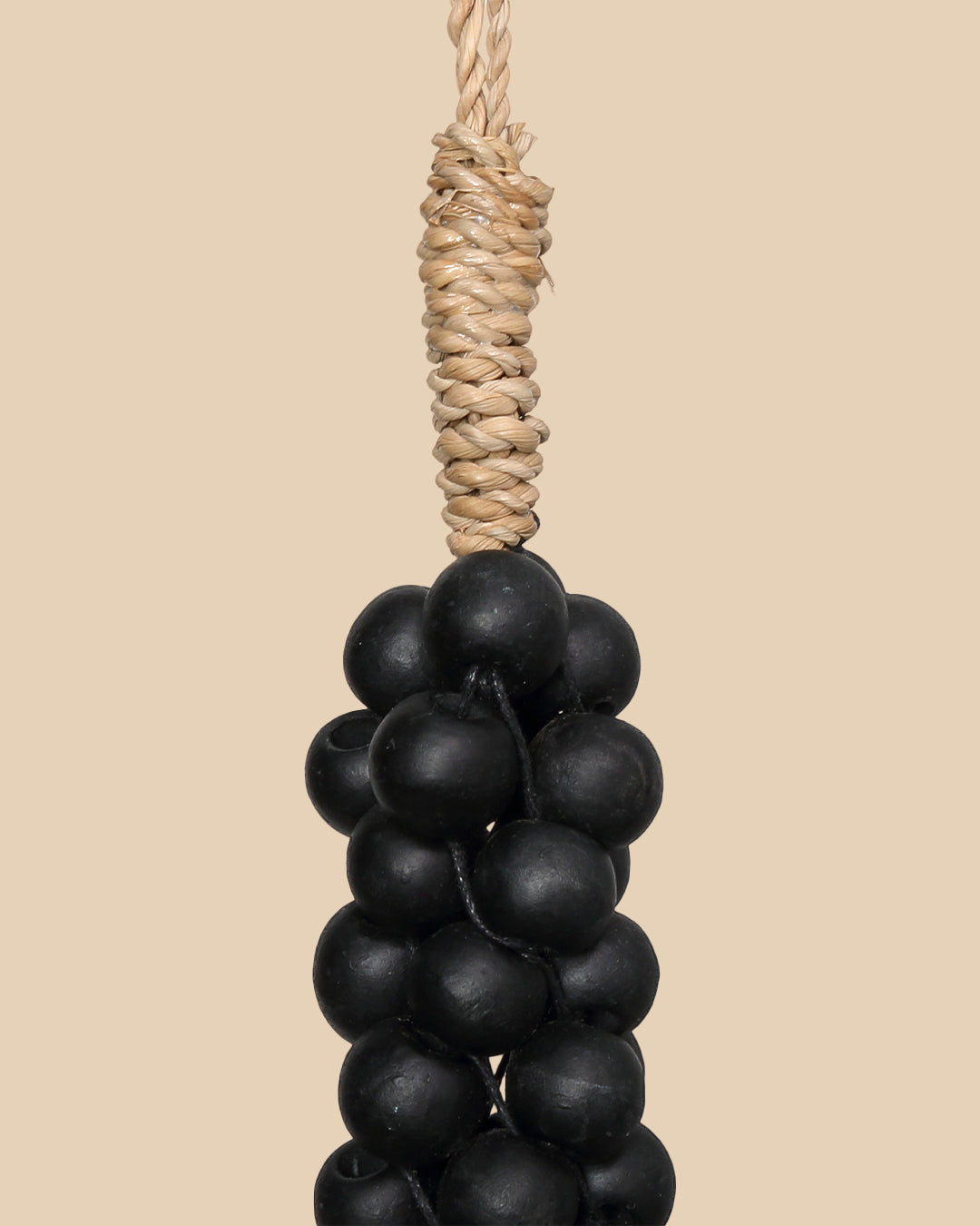 Le perline di legno con nappa di cotone - Nero